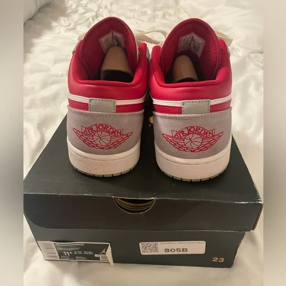 Jordan 1 Low SE light smoke gray gym red